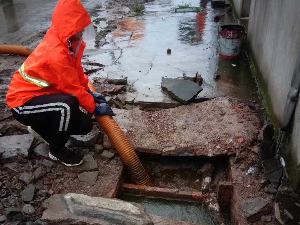 芗城专业清理污水池 炜誉市政以规范流程守护城市 “肠道”